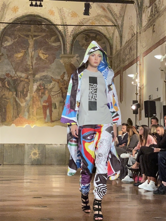 ミラノのファッションショー、モデルのTシャツにどーんと「このあと塾」　Twitterで大受けのスタイル、デザイナーに話を聞いた