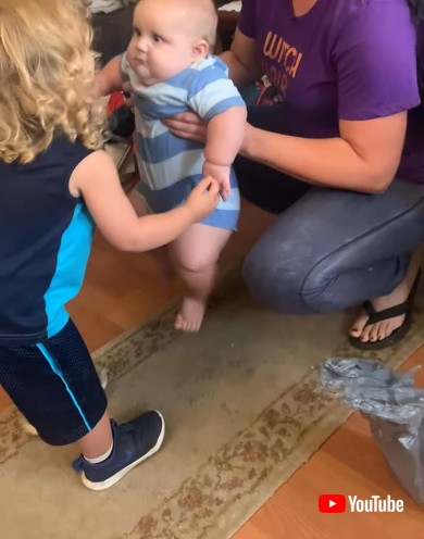 赤ちゃんを抱っこしたい男の子