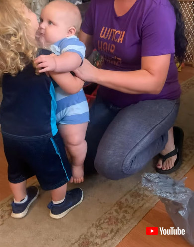 赤ちゃんを抱っこしたい男の子