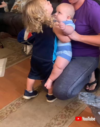 赤ちゃんを抱っこしたい男の子