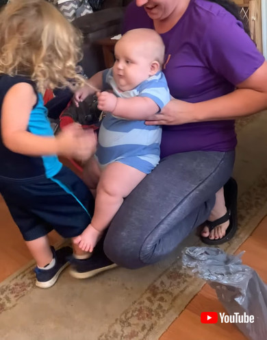 赤ちゃんを抱っこしたい男の子