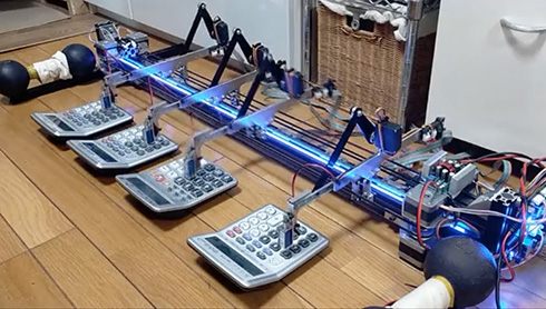 電卓演奏ロボがトルコ行進曲を披露　高速移動でダダダダダッと打鍵する演奏の迫力がすごい