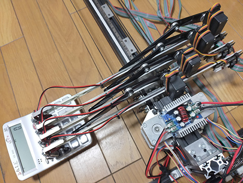 電卓演奏ロボがトルコ行進曲を披露　高速移動でダダダダダッと打鍵する演奏の迫力がすごい