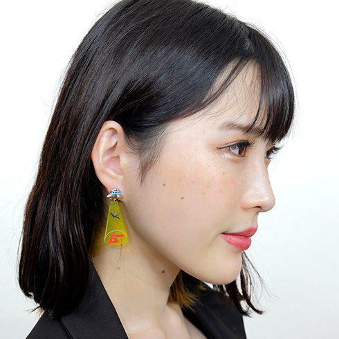 「ムー」創刊40周年記念のアブダクションピアスがかわいい　ロゴの怪しさに陰謀の影を感じるデザイン