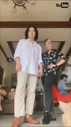 「Cute Cat Steals Spotlight || ViralHog」