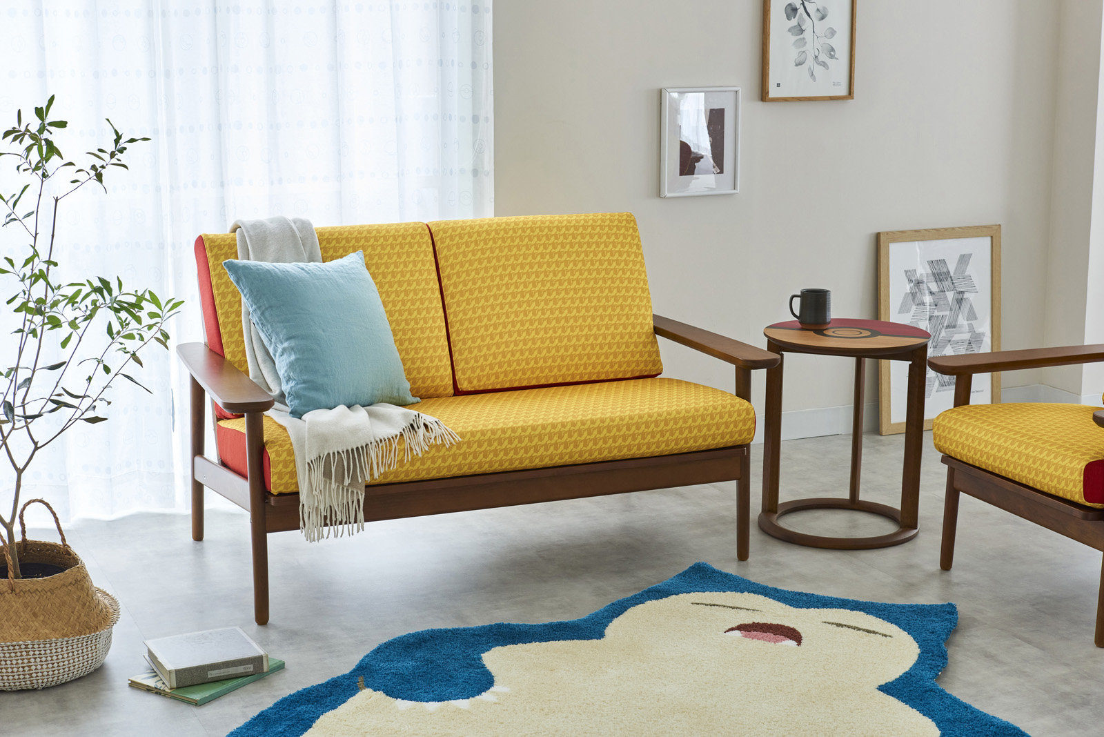 でっかいカビゴンのラグがかわいい！　「カリモク」コラボの家具やインテリアグッズがポケモンセンターに登場