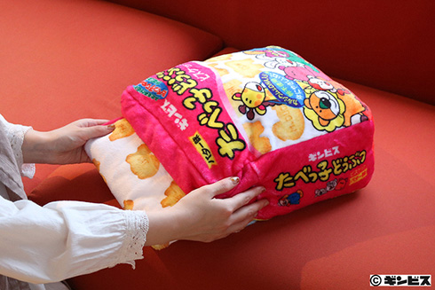 「たべっ子どうぶつ」パッケージ型クッションが登場　ビスケット柄のブランケットがセットになった優れもの