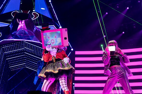 ザ・マスクド・シンガー ドラゴン3 Missテレビジョン エスカルゴ バード T-REX 連獅子 ネオンパンダ イカキング ニンジャ ローズ ウルフ アマビエ 正体 歌っているのは誰だ