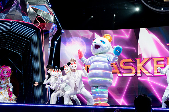 ザ・マスクド・シンガー ドラゴン3 Missテレビジョン エスカルゴ バード T-REX 連獅子 ネオンパンダ イカキング ニンジャ ローズ ウルフ アマビエ 正体 歌っているのは誰だ