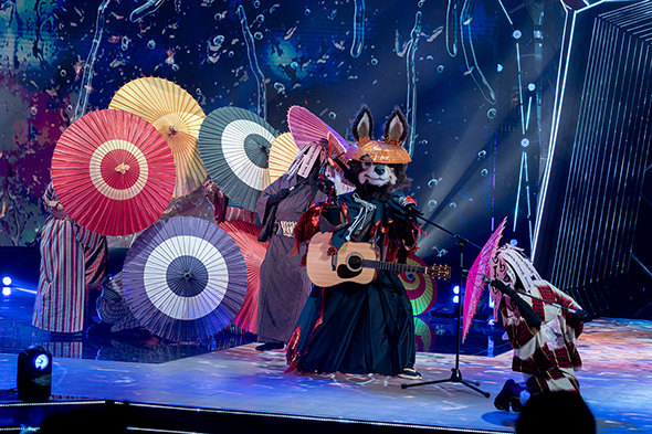 ザ・マスクド・シンガー ドラゴン3 Missテレビジョン エスカルゴ バード T-REX 連獅子 ネオンパンダ イカキング ニンジャ ローズ ウルフ アマビエ 正体 歌っているのは誰だ