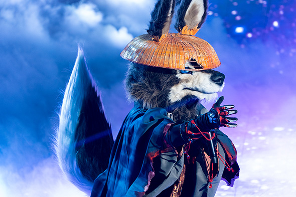 ザ・マスクド・シンガー ドラゴン3 Missテレビジョン エスカルゴ バード T-REX 連獅子 ネオンパンダ イカキング ニンジャ ローズ ウルフ アマビエ 正体 歌っているのは誰だ