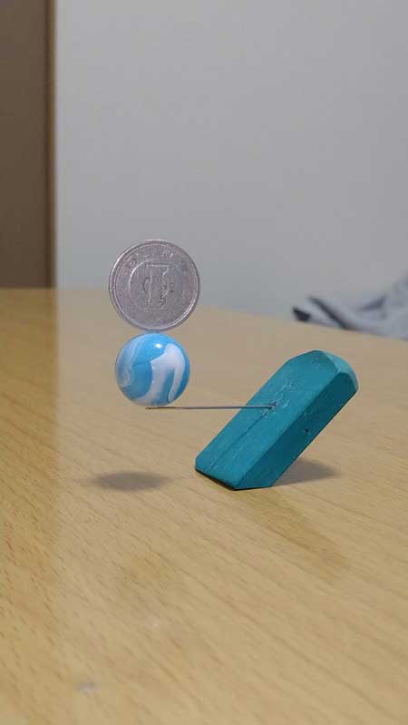 針穴 ビー玉 一円玉 乗せた コインタワーアート