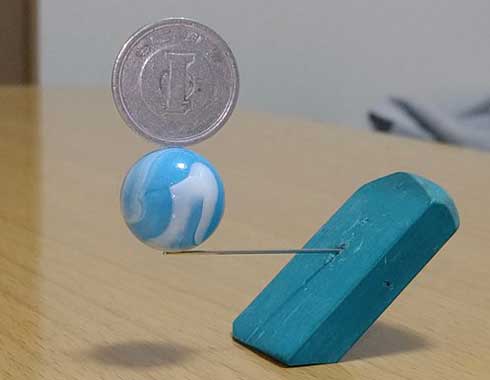 針穴 ビー玉 一円玉 乗せた コインタワーアート