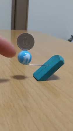 針穴 ビー玉 一円玉 乗せた コインタワーアート