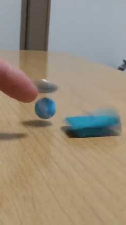 針穴 ビー玉 一円玉 乗せた コインタワーアート