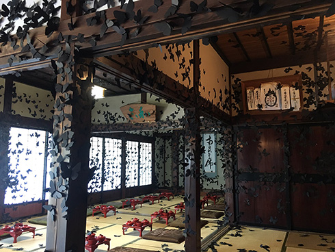 ひぇっ……！と声が漏れる迫力　座敷が黒い蝶に覆われたインスタレーションアート作品がホラーのようですごい