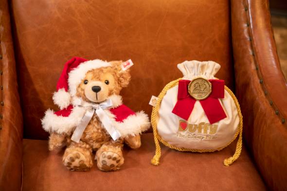 セットで付く東京ディズニーシー20周年のロゴマークト赤いリボンポイントのダッフルバック