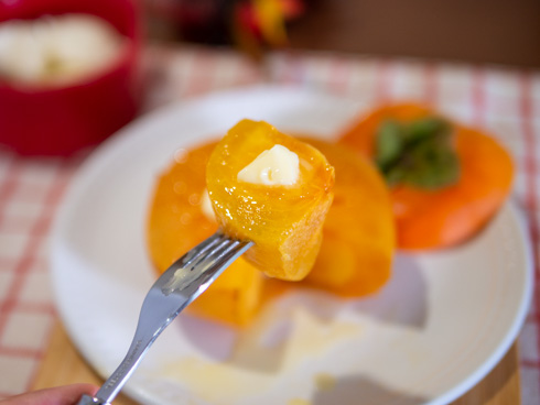 バターをのせた焼き柿のアップ
