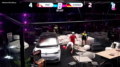 風船が床に着いたら負けのスポーツ「バルーンワールドカップ」開催　バルセロナのプロサッカー選手らが共催