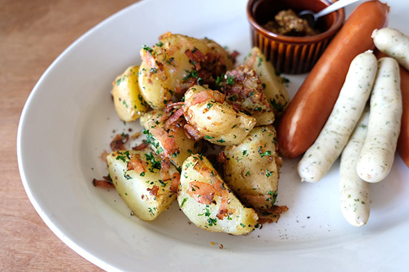 ドイツのビールでプロースト！　自宅でオクトーバーフェストごっこする漫画が楽しそう