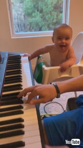 「Baby Gus Grooves to Piano Playing || ViralHog」