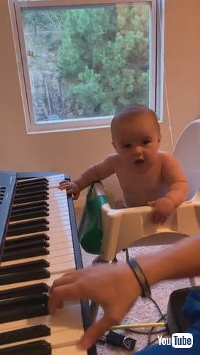 「Baby Gus Grooves to Piano Playing || ViralHog」