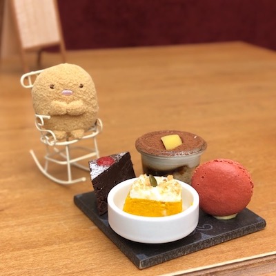 ロッキングチェアにぬいぐるみを