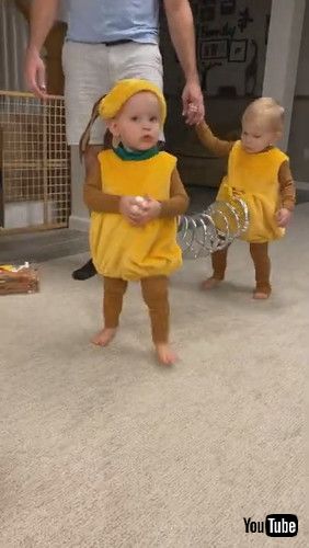 「Twin Toddlers Dress Up as Slinky Dog for Halloween || ViralHog」