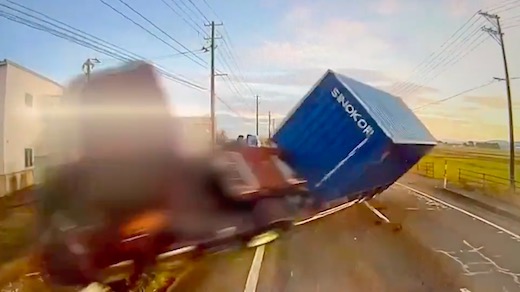 事故 国内 新潟 国道8号線 トレーラー 軽自動車