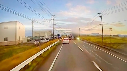 事故 国内 新潟 国道8号線 トレーラー 軽自動車