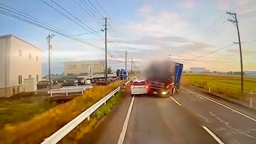 事故 国内 新潟 国道8号線 トレーラー 軽自動車