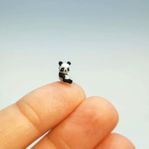 かぎ針で編んだマイクロあみぐるみ