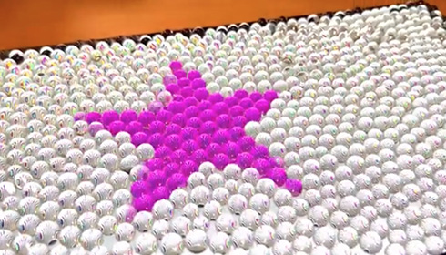 消臭ビーズをPC画面に敷き詰めたユニークなアイデア　立体的に浮かび上がる模様がおもしろい