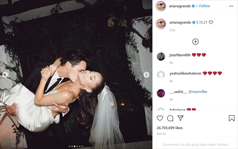 アリアナ・グランデ ハロウィーン 仮装 半魚人 ダルトン・ゴメス 新婚 Instagram