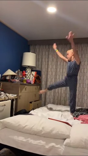 ベットを壊しちゃった女の子