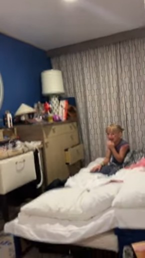 ベットを壊しちゃった女の子