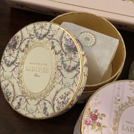 ラデュレ 金平糖 イスパパン 緑寿庵清水 箱まで美しい金平糖で「イスパハン」を再現 ラデュレ×緑寿庵清水
