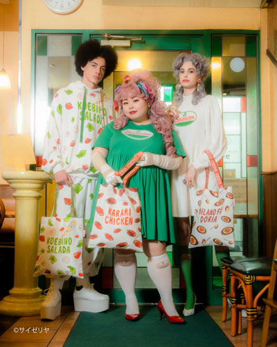 PUNYUS サイゼリヤ スウェット PUNYUS × サイゼリヤ「小エビのサラダ」総柄スウェット／サイズ1