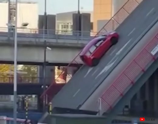 可動橋 跳ね橋 クルマ 落ちる