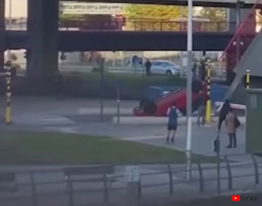 可動橋 跳ね橋 クルマ 落ちる