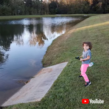 魚を釣った女の子