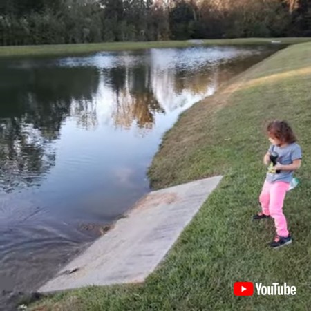 魚を釣った女の子