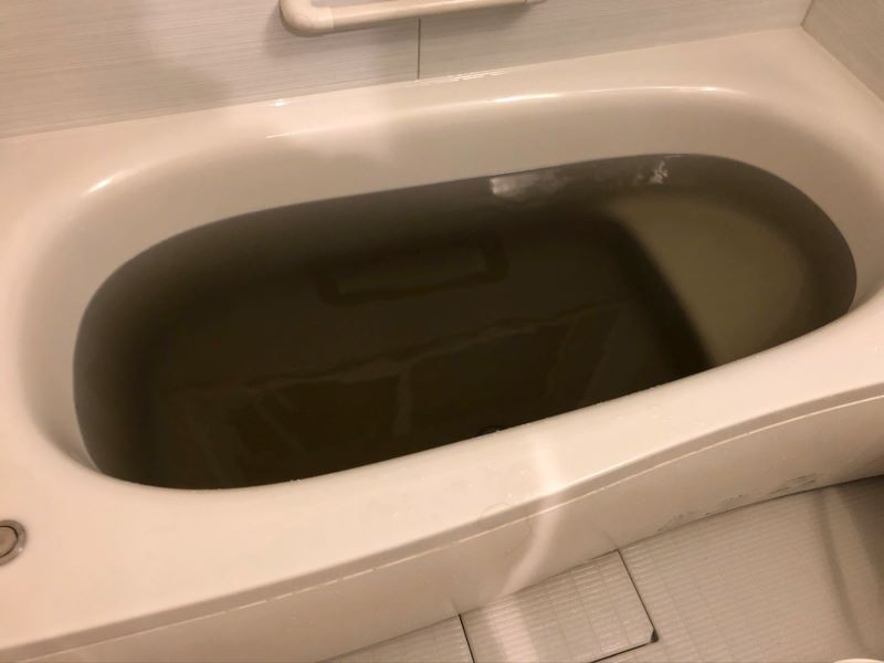 息子が買ってきたレインボーの入浴剤、全部混ぜた結果がこちら　「ブラックホールができたか」「闇色だね」と話題に