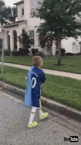 「Trick-or-Treater Gets Scared and Leaves on Seeing Family Dressed as Zombies on Halloween - 1267056」