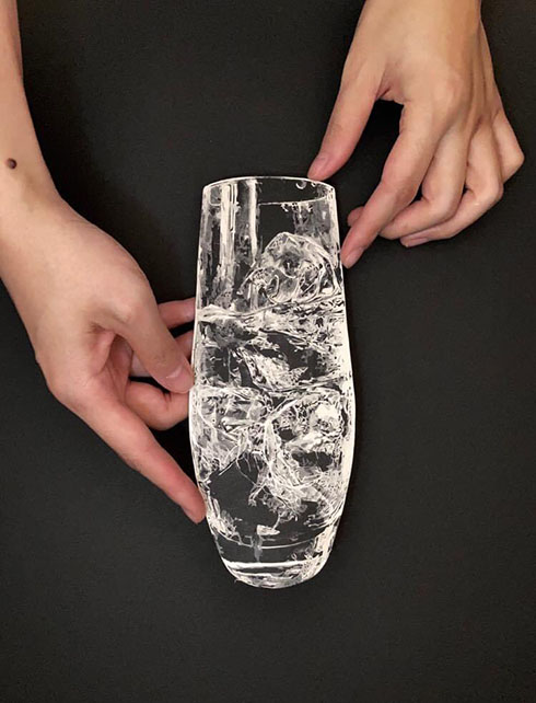 水と氷が入ったグラスの切り絵