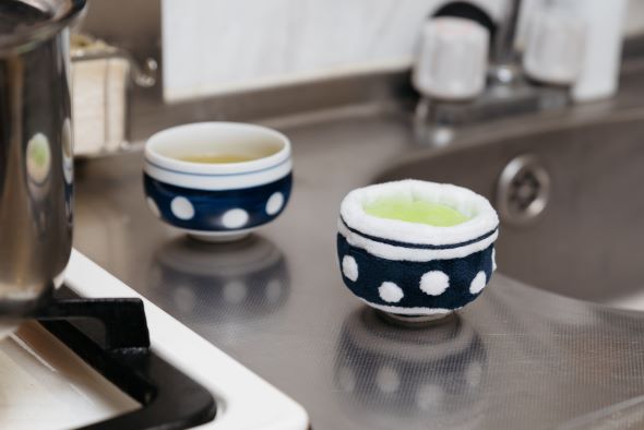 湯飲みをモチーフにしたぬいぐるみ