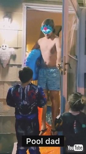 「Dad changed costumes for his kids so it was like they were going to different houses - 1266255」