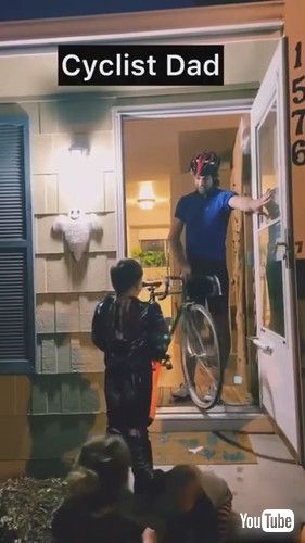 「Dad changed costumes for his kids so it was like they were going to different houses - 1266255」