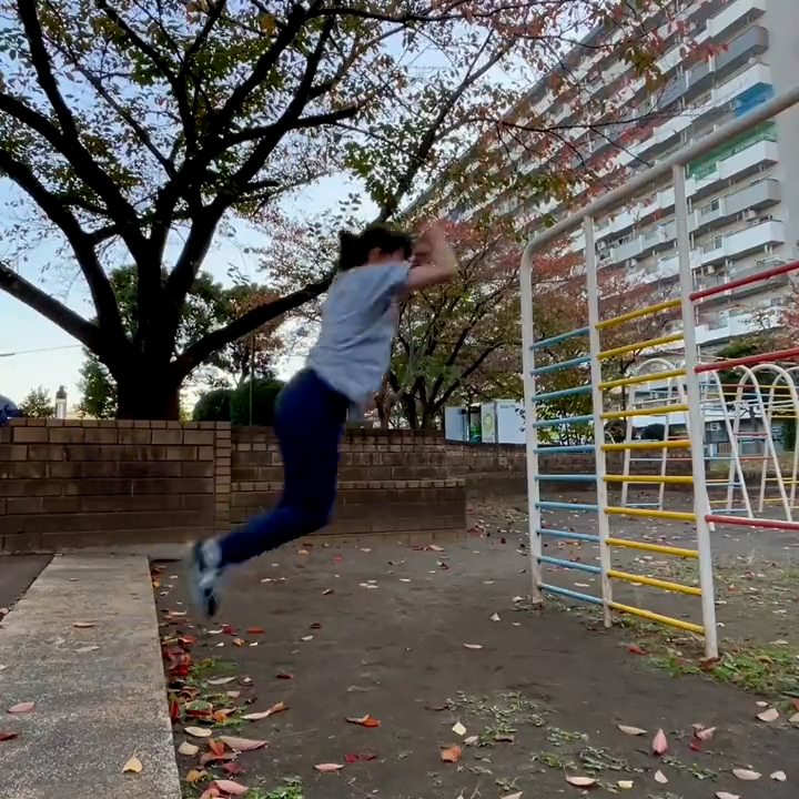 子どもたちもビックリ！　公園の肋木をアクロバティックに遊ぶ人がまるで忍者