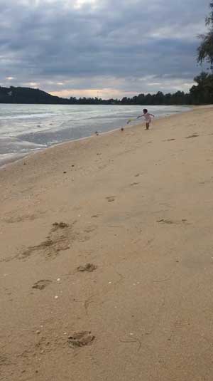 砂浜 転がる ツキイゲ 娘 砂かけられ 撃沈 まっくろくろすけ